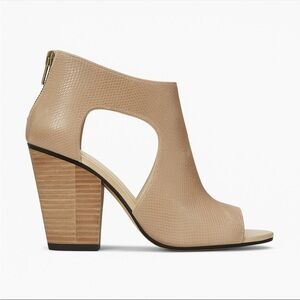 Tsubo t strap heels size 9